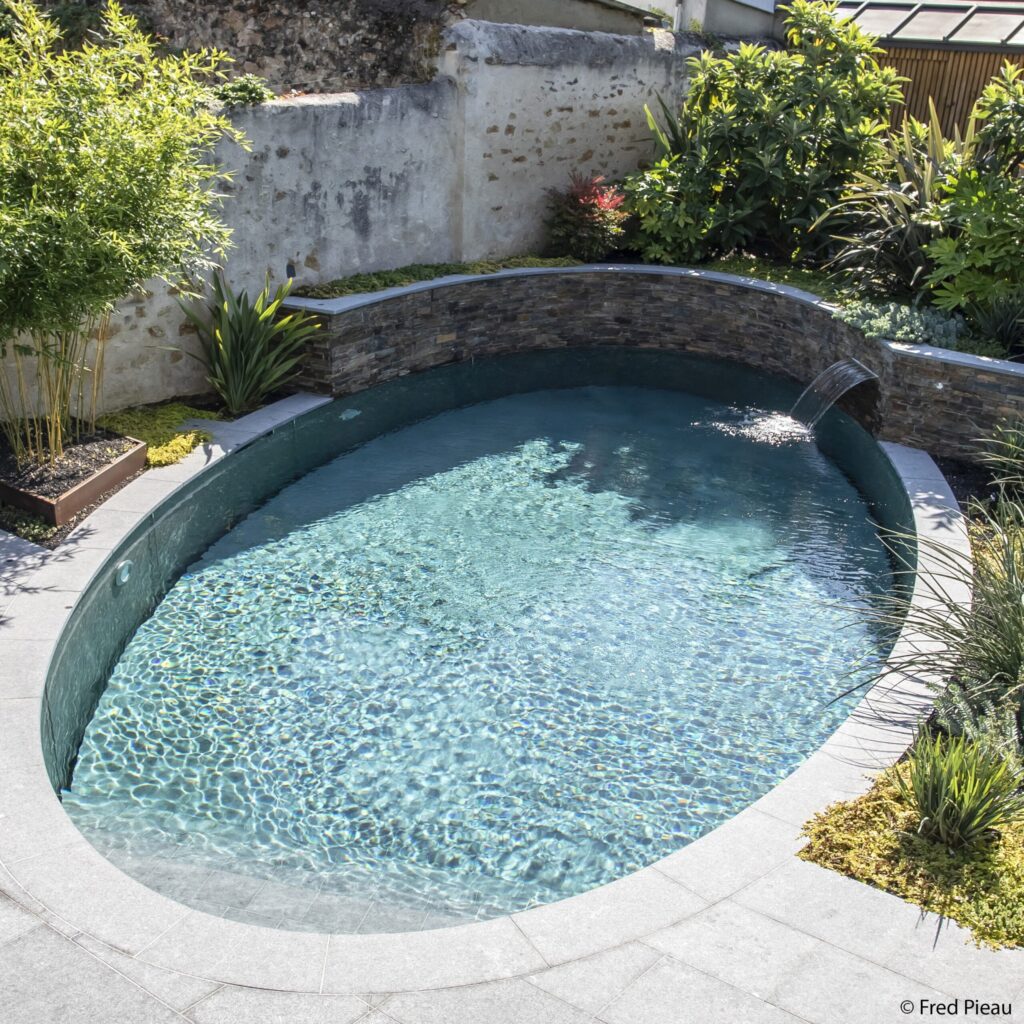 cat_forme_libre_or_design_piscines_carre_bleu