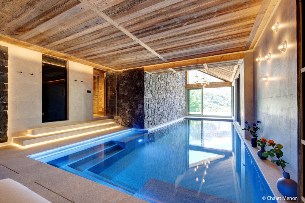 cat_piscine_interieur_or_l_esprit_piscine_gonthier_piscines_73_photo_chalet_menor_meribel_73_fabienne_gros_architecte_men04